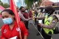Polisi Bagikan Masker Kepada Pendemo di Surabaya