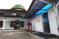 Cegah Penularan Covid-19, Petugas Damkar Disinfeksi Masjid Al Furqon Pejaten