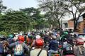 Jelang Kepulangan Habib Rizieq, Jalan Raya Rawabokor Cengkareng Macet Total