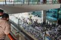 Simpatisan Habib Rizieq Padati Terminal Kedatangan Internasional Bandara Soetta