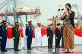 Puan Pimpin Tabur Bunga di Atas KRI di Teluk Jakarta