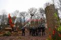 Tolak Perluasan Jalan, Aktivis Jerman Diturunkan Paksa dari Rumah Pohon