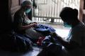 Bertahan Hidup di Tengah Pandemi, Warga Kemayoran Jadi Buruh Lepas Membuang Benang Celana Jeans