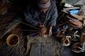 Melihat Proses Pembuatan Kangri, Periuk Api Tradisional Masyarakat Kashmir