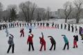 Tradisi Berenang dalam Air Es saat Musim Dingin di Rusia