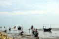 Jalan-jalan ke Pantai Boom Tuban, Meresapi Semangat Nelayan Tradisional