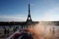 Lima Tahun Perjanjian Paris, Aktivis Gelar Aksi di Menara Eiffel
