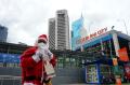Sinterklas Bagi-Bagi Kopi Gratis di Kawasan Sudirman Jakarta