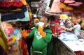 Superhero New Man Beraksi di Pasar Kapasan Surabaya