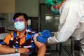 Giliran Tenaga Kesehatan Puskesmas Kelurahan Palmerah Disuntik Vaksin Covid-19