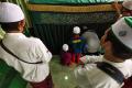 Pelayat Berdoa Secara Bergantian di Makam Habib Ali Abdurrahman Assegaf