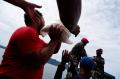 TNI Distribusikan Sembako ke Pengungsian di Perbukitan Pulau Karampuang Mamuju