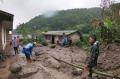 Warga Bersihkan Rumah dari Lumpur Sisa Banjir Bandang Gunung Mas