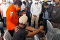 Tim SAR Gabungan dan Keluarga Penumpang Tabur Bunga di Lokasi Jatuhnya Sriwijaya Air SJ-182