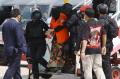 Tangan Diborgol dan Kaki Dirantai, 26 Terduga Teroris dari Makassar dan Gorontalo Tiba di Jakarta