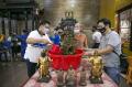 Ritual Pencucian Patung Dewa Sambut Perayaan Tahun Baru Imlek
