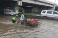 Semarang Banjir, Polisi Bantu Warga Lintasi Genangan Air