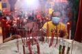 Warga Keturunan Tionghoa Gelar Sembahyang Sambut Malam Tahun Baru Imlek di Tengah Pandemi