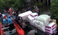 Tinjau Lokasi Banjir Sayung, Mensos Risma Bagikan Sembako dan Terpal untuk Warga Terdampak