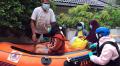 Berbaju Hazmat Lengkap, Petugas Evakuasi Satu Keluarga OTG Covid-19 yang Terjebak Banjir di Bekasi