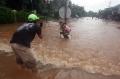 Akses Jalan Puri Gading Terendam Banjir