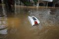 Puluhan Mobil Mewah Terendam Banjir di Kemang