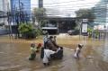 Ojek Gerobak, Memetik Rezeki di Tengah Banjir Jakarta