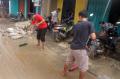 Banjir Surut, Warga Bersihkan Sampah dan Lumpur di PGP Jatiasih