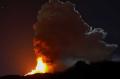 Semburkan Lava Panas Dahsyat, Gunung Etna di Italia Kembali Erupsi