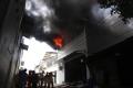Kebakaran Hebat Hanguskan Gudang Penyimpanan Barang di Surabaya
