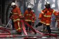 Kebakaran Hebat Hanguskan Gudang Penyimpanan Barang di Surabaya