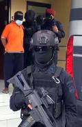 Kepala Ditutup dan Kaki Dirantai, Begini Proses Pemindahan 22 Terduga Teroris Menuju Jakarta