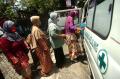 Takut Divaksin, Emak-emak Pedagang Pasar Dijemput Paksa Pakai Ambulan