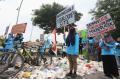Protes Sampah dari Amerika, River Warriors Indonesia Demo Konjen AS di Surabaya