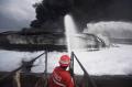 Tim HSSE dan Fire Fighter Pertamina Berupaya Padamkan Kebakaran Tangki di Kilang Balongan