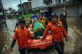 Terjebak Banjir, Jenazah Ini Dievakuasi Pakai Perahu Karet