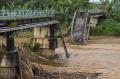 Pilar Diterjang Banjir, Jembatan di Sungai Madiun Ambruk