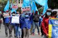 Aksi May Day di Jakarta, Buruh Bawa Nisan Kuburan