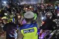 Polisi Halau Pemudik Motor yang Memadati Perbatasan Bekasi dan Karawang