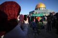 Ditengah Ketegangan Hamas dan Israel, Ribuan Warga Palestina Sholat Ied di Masjid Al Aqsa