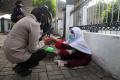 Aparat Bubarkan Peziarah Makam Sunan Ampel Surabaya