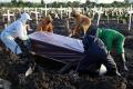 Petugas Makam Kewalahan, Setiap Hari  Ratusan Jenazah Covid-19 Dikuburkan di Surabaya
