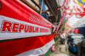 Jelang HUT ke-76 RI, Pedagang Bendera Merah Putih Mulai Ramai di Pasar Jatinegara