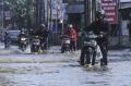 Banjir Rendam Ruas Jalan Mampang Depok