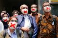Mediasi dengan Luhut Batal, Haris Azhar Pakai Masker Tanda Silang dan Acungkan Salam Metal