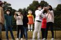 Penampakan Boneka Raksasa Younghee Squid Game yang Muncul di Taman Seoul