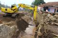 Pembersihan Puing dan Lumpur Pasca Banjir Bandang di Batu