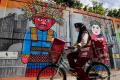 Warna-warni Hiasan Mural Bertemakan Kota Jakarta di Tanah Kusir