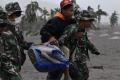 Aksi Prajurit TNI Evakuasi Warga dan Hewan Ternak Terdampak Erupsi Semeru