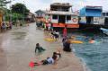 Asyiknya Bermain Air saat Banjir Rob di Pulau Panggang